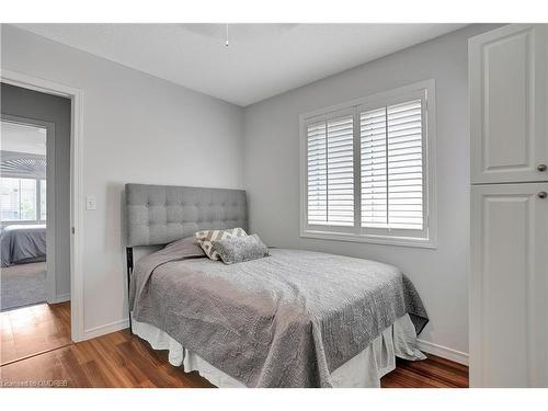 4223 Cole Crescent, Burlington, ON - Indoor Photo Showing Bedroom