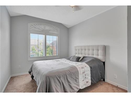 4223 Cole Crescent, Burlington, ON - Indoor Photo Showing Bedroom