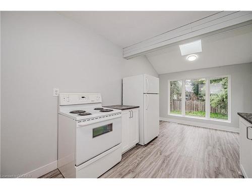 152 West 19Th Street, Hamilton, ON - Indoor Photo Showing Kitchen