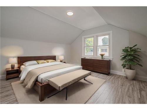 152 West 19Th Street, Hamilton, ON - Indoor Photo Showing Bedroom