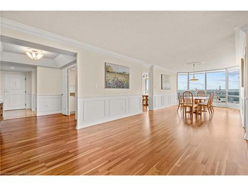 2002-2180 Marine Drive, Oakville, ON - Indoor Photo Showing Living Room