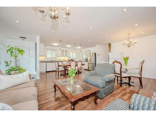 367 Yale Crescent, Oakville, ON - Indoor Photo Showing Living Room