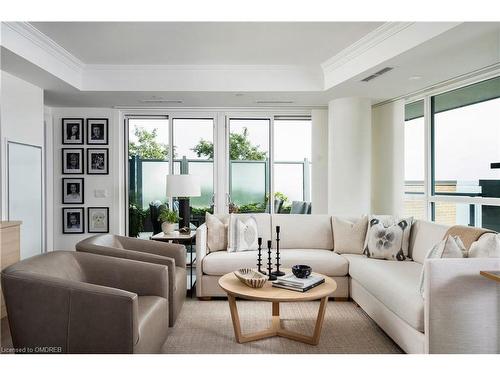 804-2060 Lakeshore Road, Burlington, ON - Indoor Photo Showing Living Room