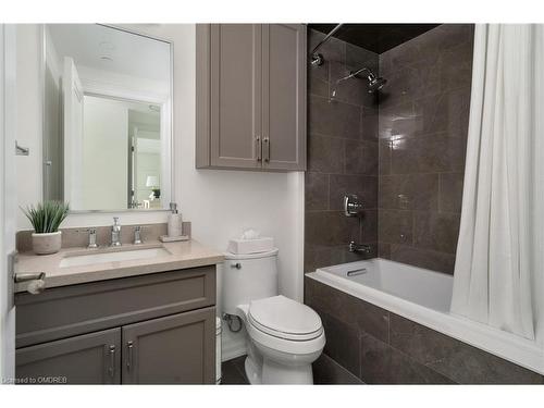 804-2060 Lakeshore Road, Burlington, ON - Indoor Photo Showing Bathroom