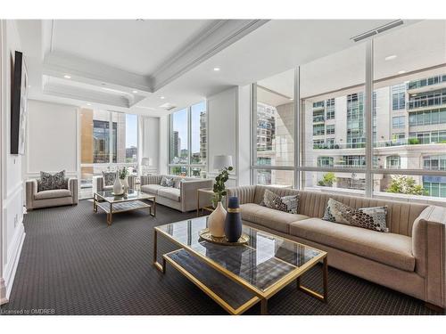 804-2060 Lakeshore Road, Burlington, ON - Indoor Photo Showing Living Room