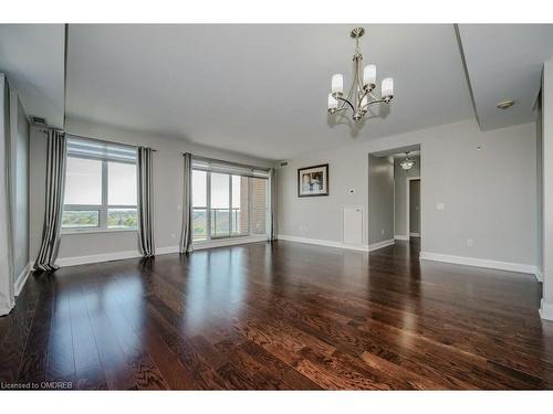 504-2470 Prince Michael Drive, Oakville, ON - Indoor Photo Showing Living Room