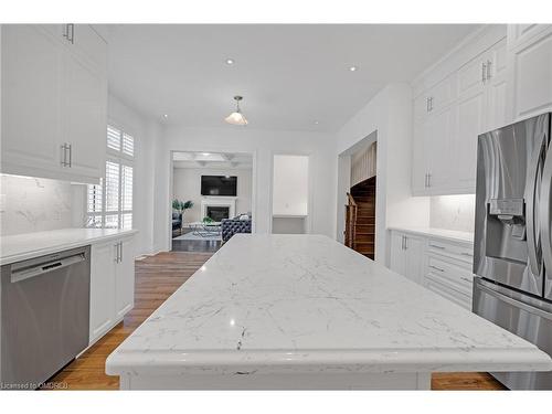 3298 Rattlesnake Path, Oakville, ON - Indoor Photo Showing Kitchen With Upgraded Kitchen