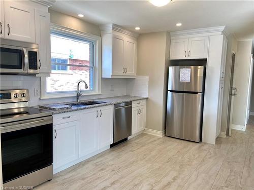 128 Winchester Boulevard, Hamilton, ON - Indoor Photo Showing Kitchen