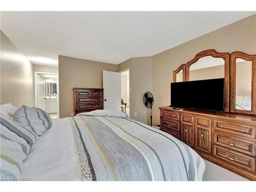 503-1201 North Shore Boulevard, Burlington, ON - Indoor Photo Showing Bedroom