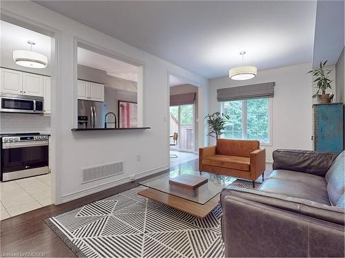 5-2086 Ghent Avenue, Burlington, ON - Indoor Photo Showing Living Room