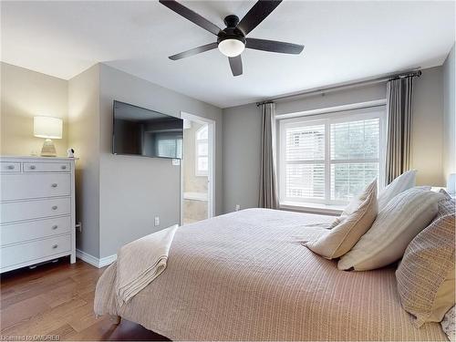 5-2086 Ghent Avenue, Burlington, ON - Indoor Photo Showing Bedroom