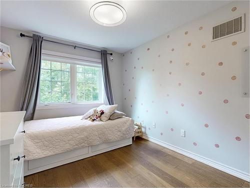 5-2086 Ghent Avenue, Burlington, ON - Indoor Photo Showing Bedroom