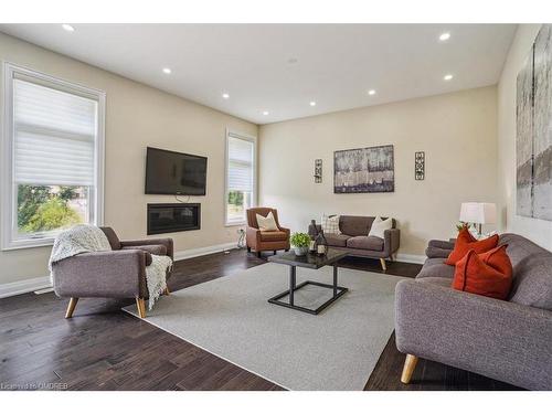 3186 Hines Drive, Oakville, ON - Indoor Photo Showing Living Room