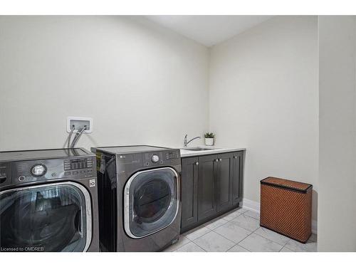 3186 Hines Drive, Oakville, ON - Indoor Photo Showing Laundry Room