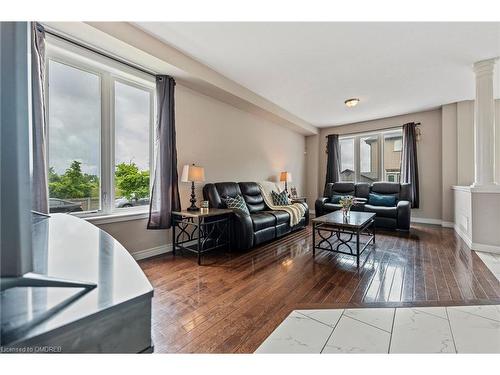 141 Chartwell Circle Circle, Hamilton, ON - Indoor Photo Showing Living Room