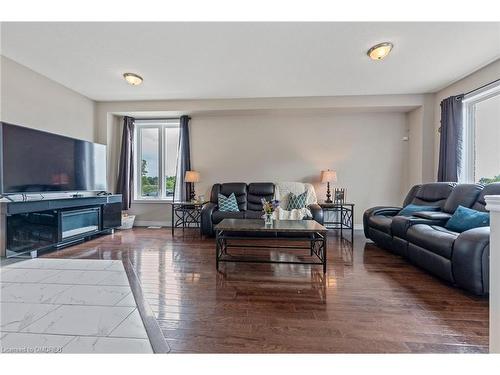 141 Chartwell Circle Circle, Hamilton, ON - Indoor Photo Showing Living Room