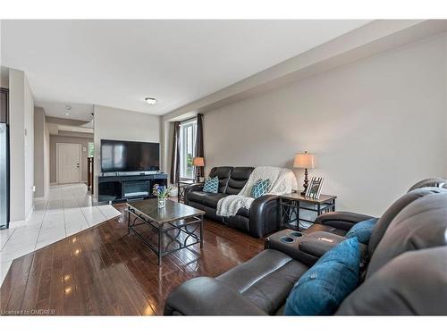 141 Chartwell Circle Circle, Hamilton, ON - Indoor Photo Showing Living Room