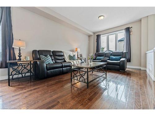 141 Chartwell Circle Circle, Hamilton, ON - Indoor Photo Showing Living Room