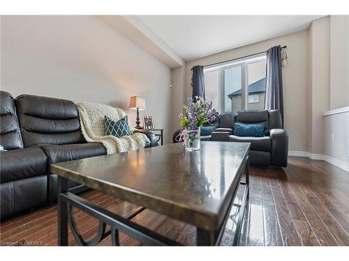 141 Chartwell Circle Circle, Hamilton, ON - Indoor Photo Showing Living Room