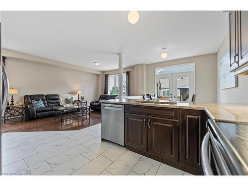 141 Chartwell Circle Circle, Hamilton, ON - Indoor Photo Showing Kitchen