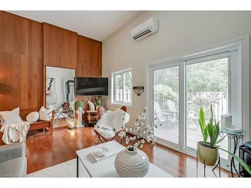 20-2145 Sherobee Road, Mississauga, ON - Indoor Photo Showing Living Room