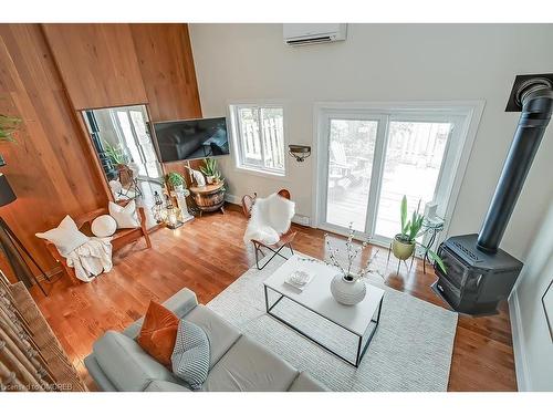 20-2145 Sherobee Road, Mississauga, ON - Indoor Photo Showing Living Room