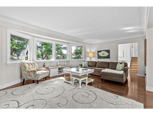 14 Lynnwood Avenue, Grimsby, ON - Indoor Photo Showing Living Room