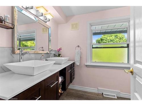 14 Lynnwood Avenue, Grimsby, ON - Indoor Photo Showing Bathroom