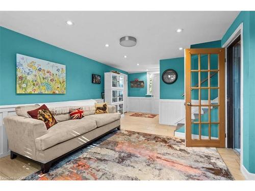 14 Lynnwood Avenue, Grimsby, ON - Indoor Photo Showing Living Room