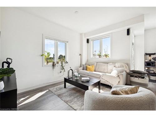 61-590 North Service Road, Stoney Creek, ON - Indoor Photo Showing Living Room