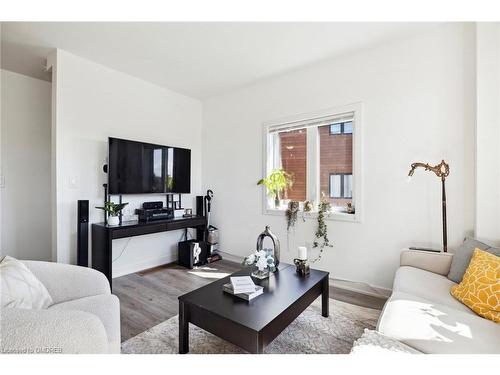 61-590 North Service Road, Stoney Creek, ON - Indoor Photo Showing Living Room