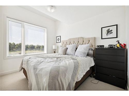 61-590 North Service Road, Stoney Creek, ON - Indoor Photo Showing Bedroom