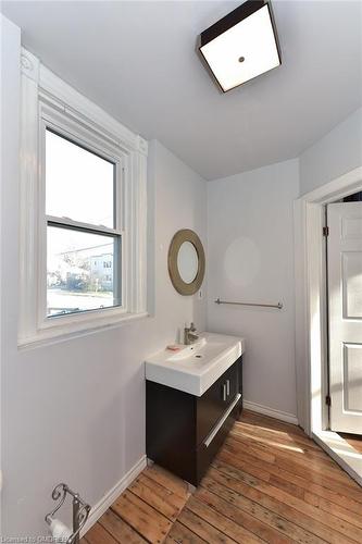 870 Queens Avenue, London, ON - Indoor Photo Showing Bathroom