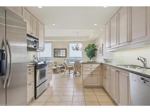 Ph1-1900 The Collegeway, Mississauga, ON - Indoor Photo Showing Kitchen With Upgraded Kitchen