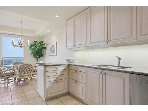 Ph1-1900 The Collegeway, Mississauga, ON - Indoor Photo Showing Kitchen With Upgraded Kitchen