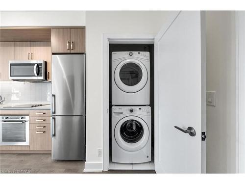 404-1575 Lakeshore Road W, Mississauga, ON - Indoor Photo Showing Laundry Room