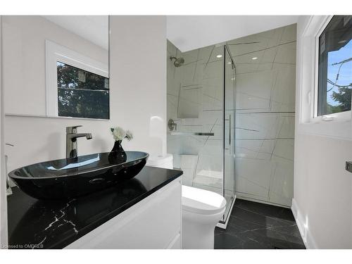 4058 Spruce Avenue, Burlington, ON - Indoor Photo Showing Bathroom