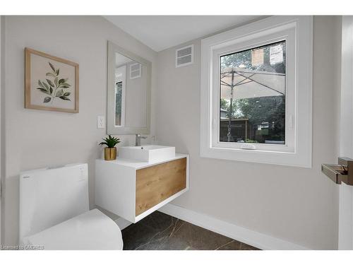 4058 Spruce Avenue, Burlington, ON - Indoor Photo Showing Bathroom