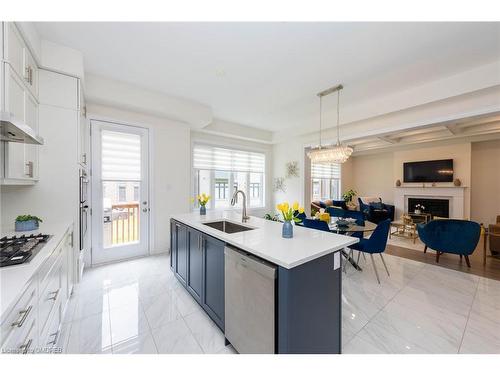 2437 Irene Crescent, Oakville, ON - Indoor Photo Showing Kitchen With Upgraded Kitchen