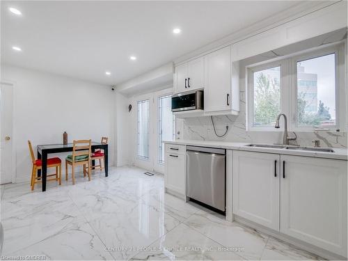 37 Giraffe Avenue, Brampton, ON - Indoor Photo Showing Kitchen