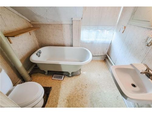 29 New Street, Hamilton, ON - Indoor Photo Showing Bathroom