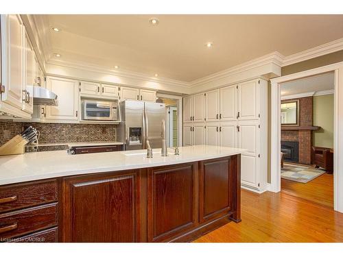 1380 Old English Lane, Oakville, ON - Indoor Photo Showing Kitchen With Upgraded Kitchen