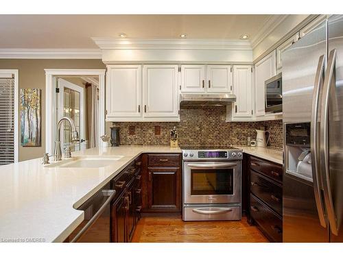 1380 Old English Lane, Oakville, ON - Indoor Photo Showing Kitchen With Double Sink With Upgraded Kitchen