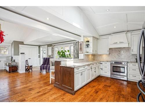 217 Slater Crescent, Oakville, ON - Indoor Photo Showing Kitchen With Upgraded Kitchen