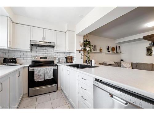 559 Buckeye Court, Milton, ON - Indoor Photo Showing Kitchen