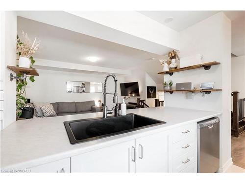 559 Buckeye Court, Milton, ON - Indoor Photo Showing Kitchen With Upgraded Kitchen