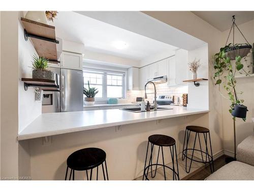 559 Buckeye Court, Milton, ON - Indoor Photo Showing Kitchen With Upgraded Kitchen