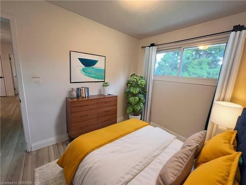 236 Bruce Street, Brantford, ON - Indoor Photo Showing Bedroom