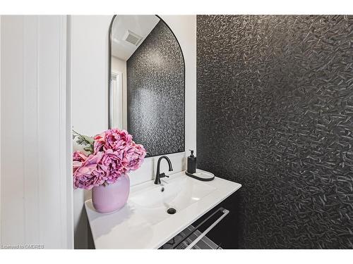 533 Woodland Avenue, Burlington, ON - Indoor Photo Showing Bathroom