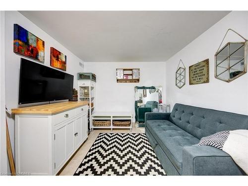 10-120 Bronte Road, Oakville, ON - Indoor Photo Showing Living Room